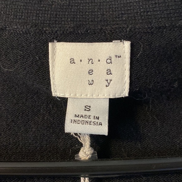 Small Cardigan - Picture 4 of 4